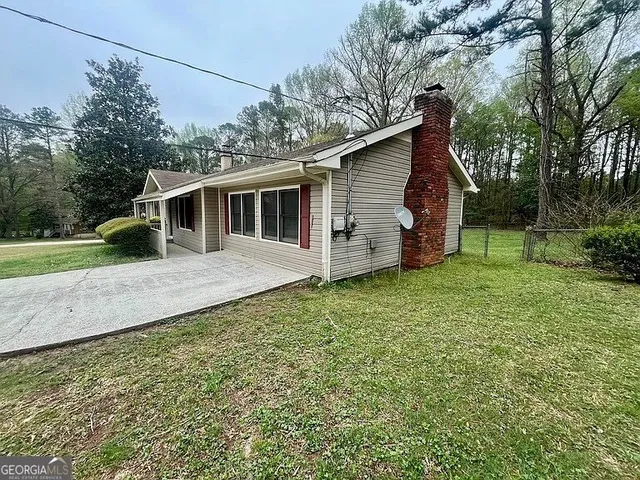 a view of a house with a yard