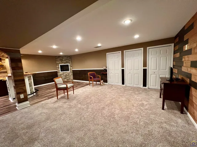 $283,480 | 2952 Southwest Woodstock Lane, Topeka, KS 66614