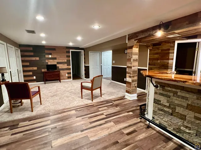 $283,480 | 2952 Southwest Woodstock Lane, Topeka, KS 66614