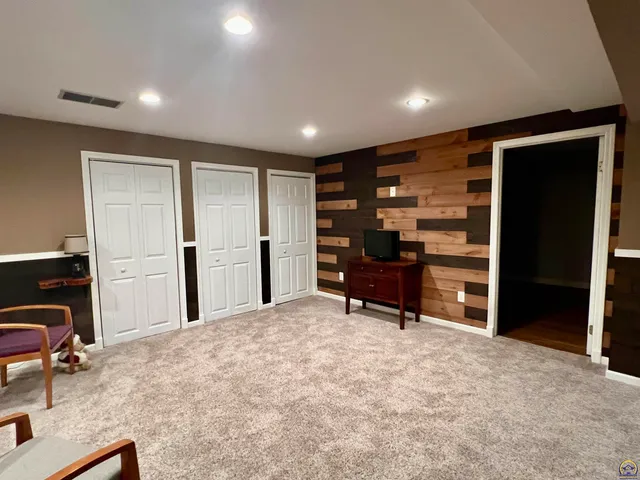 $283,480 | 2952 Southwest Woodstock Lane, Topeka, KS 66614