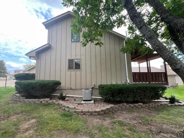 $283,480 | 2952 Southwest Woodstock Lane, Topeka, KS 66614