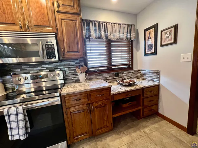 $283,480 | 2952 Southwest Woodstock Lane, Topeka, KS 66614