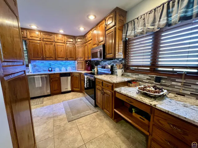 $283,480 | 2952 Southwest Woodstock Lane, Topeka, KS 66614