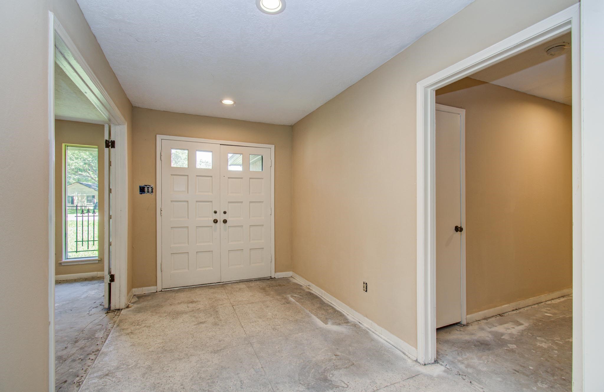 1002 Warwick Street Eagle Lake, TX 77434 - Photo 15 of 29 an empty room with windows and closet