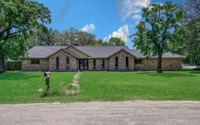 $185,000 | 1002 Warwick Street, Eagle Lake, TX 77434