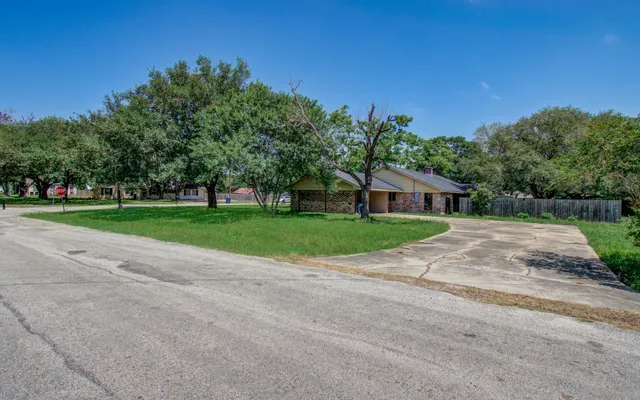 $185,000 | 1002 Warwick Street, Eagle Lake, TX 77434