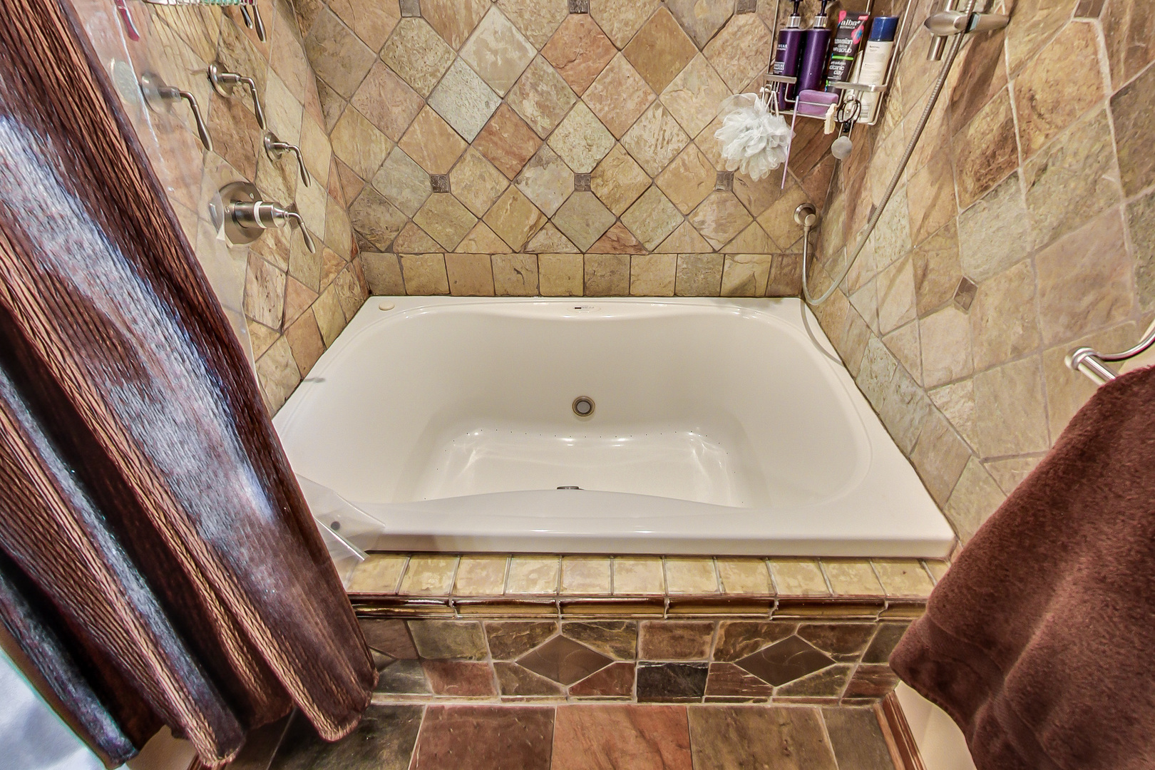 224 Perth Road Cary, IL 60013 - Photo 19 of 39 a bathroom with a bathtub
