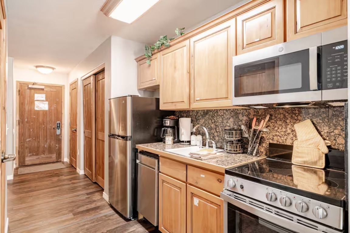 655 4 O Clock Road, Unit 104 Breckenridge, CO 80424 - Photo 13 of 43 Updated Kitchen