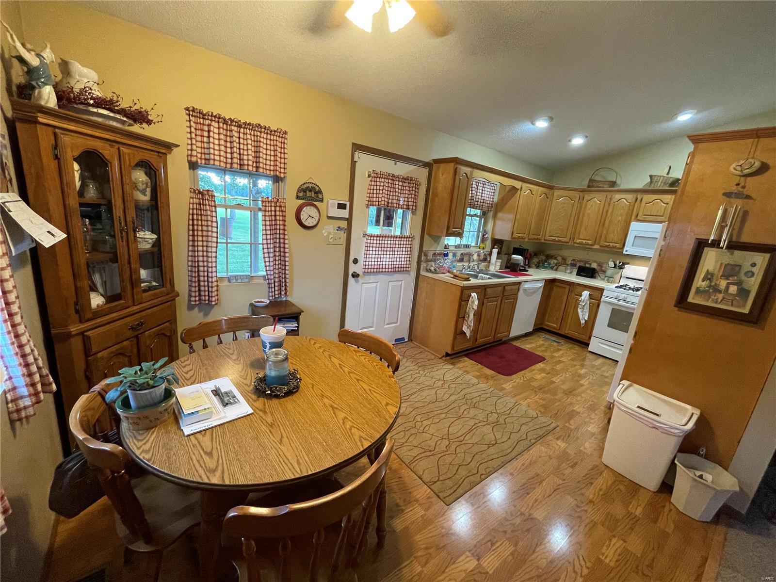 142 Greenview Road Centralia, IL 62801 - Photo 8 of 33 Gallery Image 8