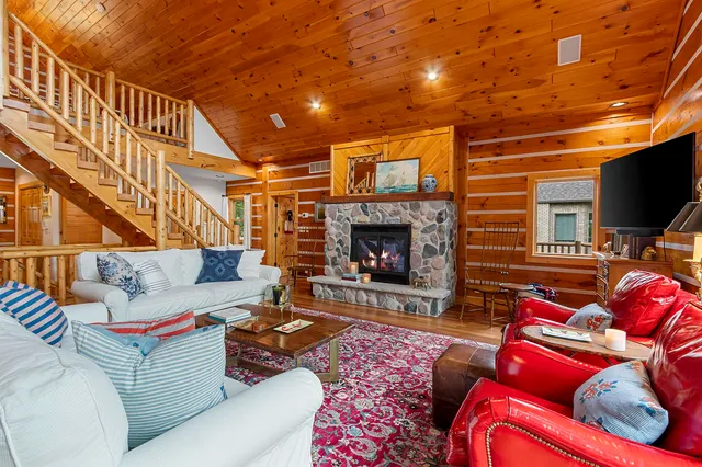 $1,150,000 | N8234 Oak Lane, Crivitz, WI 54114