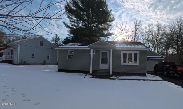 $2,600 | 190 Church Road, Guilderland, NY 12203