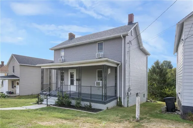 a view of a house with yard