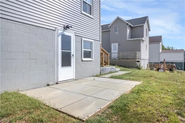 a view of a house with a backyard