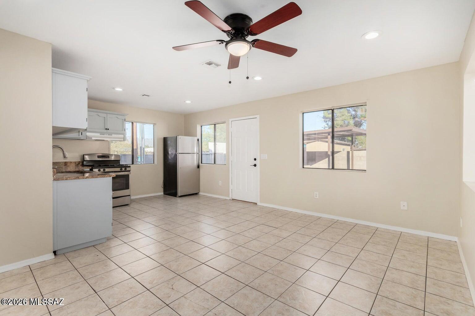 548 South Country Club Road Tucson, AZ 85716 - Photo 9 of 13 20260114205850362628000000-o (1)