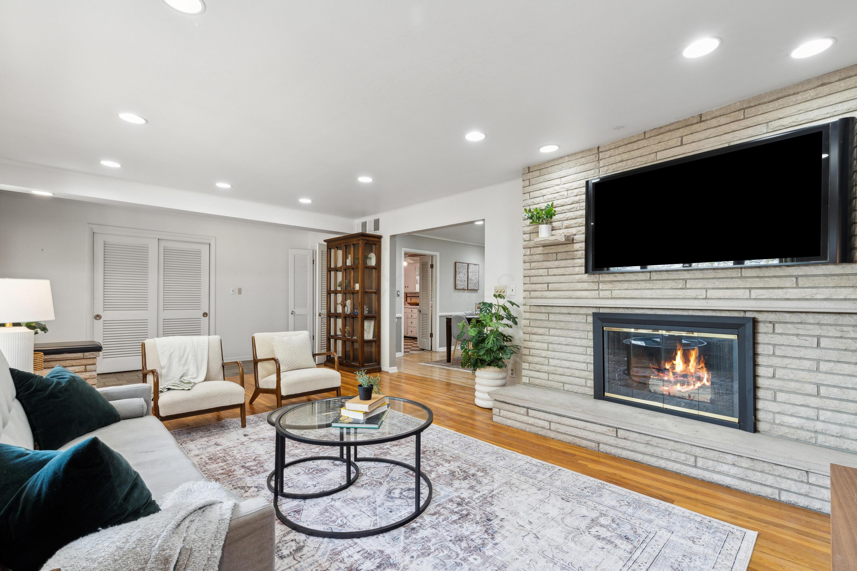 1479 Kenwick Road Columbus, OH 43209 - Photo 6 of 30 Living Room