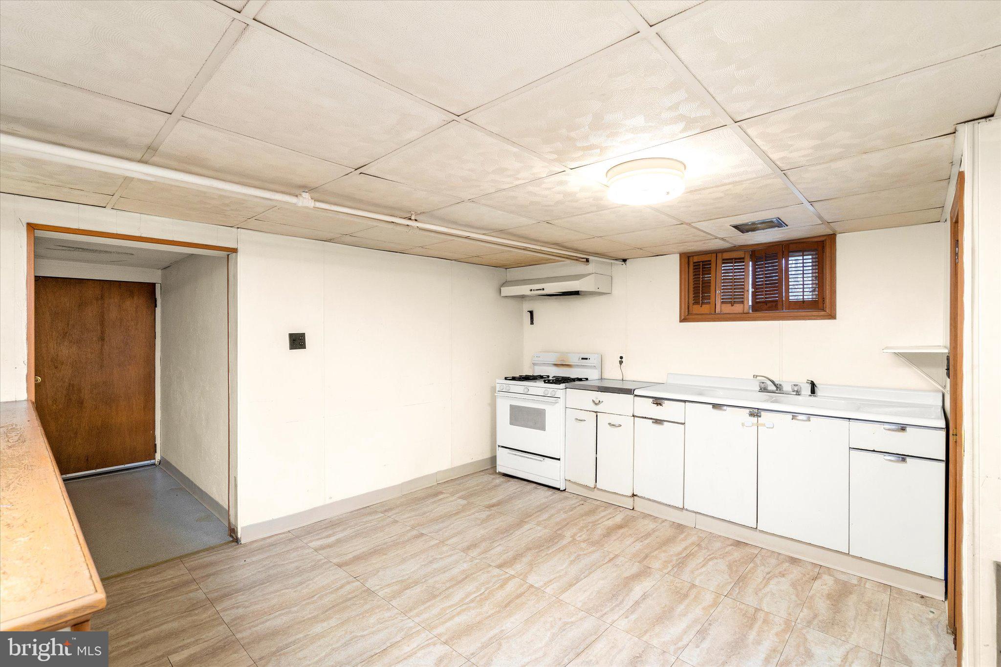 2035 Hamilton Avenue Hamilton, NJ 08619 - Photo 35 of 53 Spacious eat in Kitchen unit 3