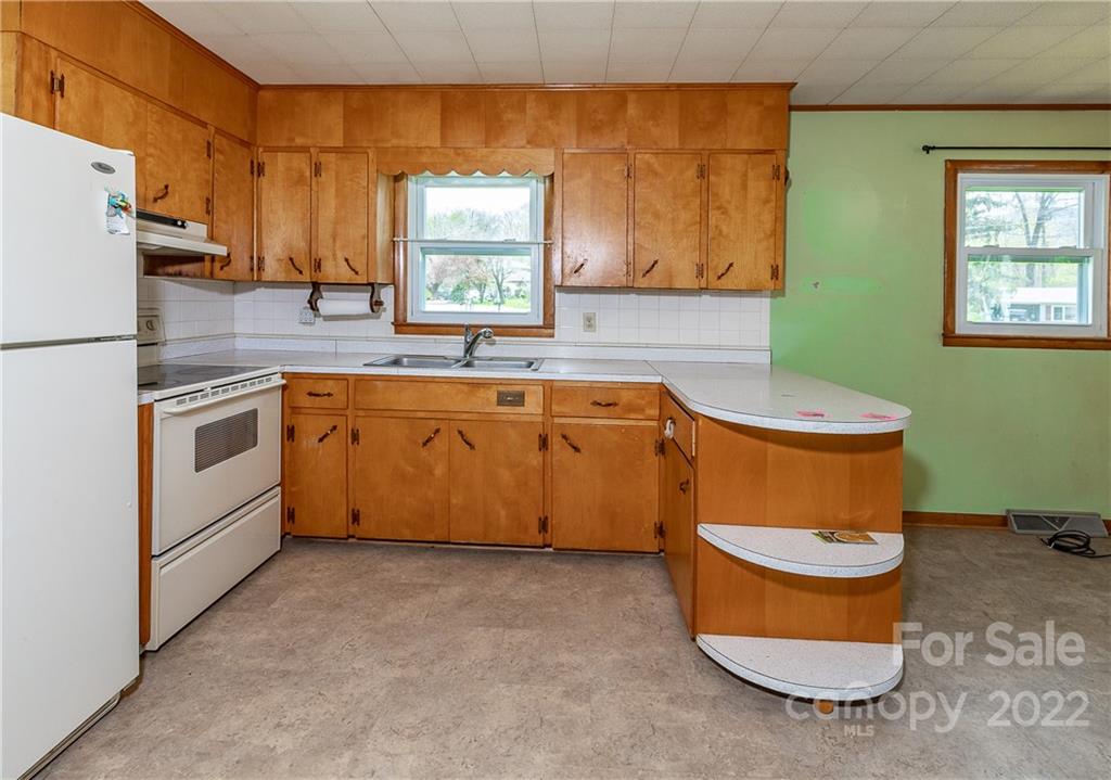 2 Riversedge Way Canton, NC 28716 - Photo 14 of 28 a bathroom with a sink a toilet and bathtub