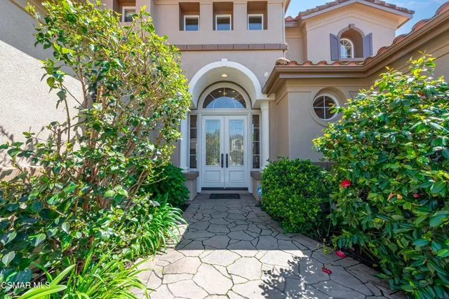 a view of entryway with livingroom