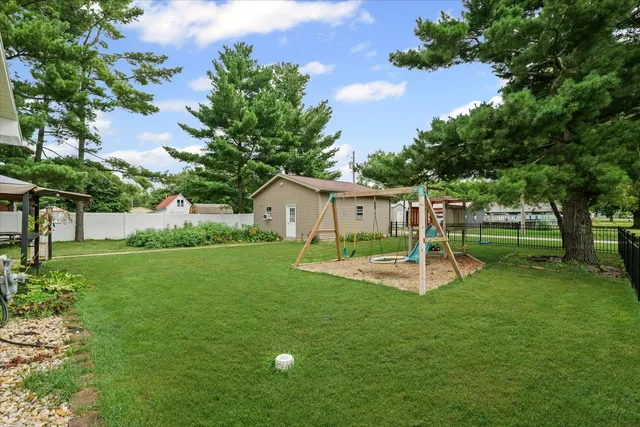 a picture of a bench in room