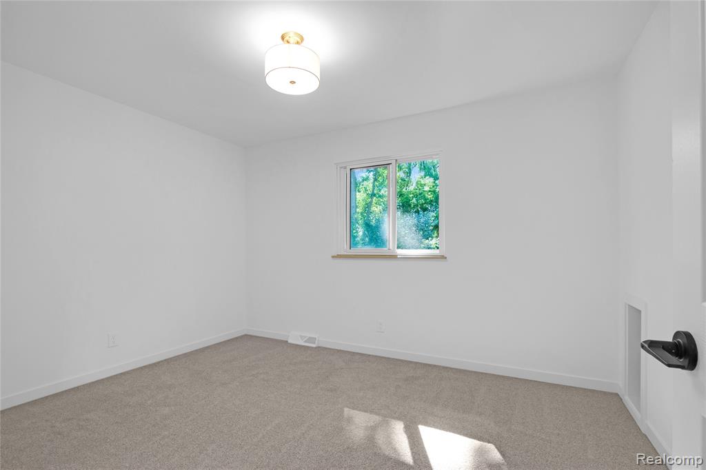 21423 Gill Road Farmington Hills, MI 48335 - Photo 18 of 32
