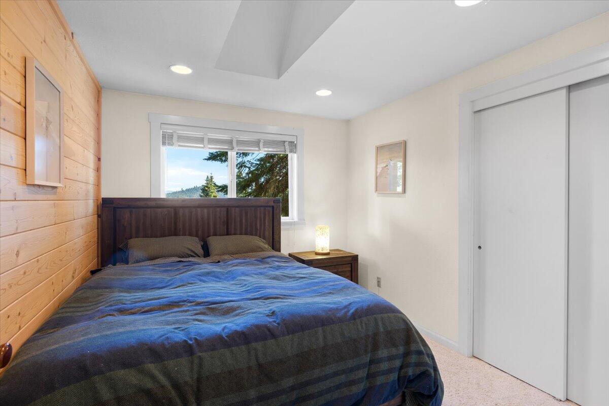 7670 Hyatt Prairie Road Ashland, OR 97520 - Photo 18 of 49 Main level Bedroom 1 with lake view