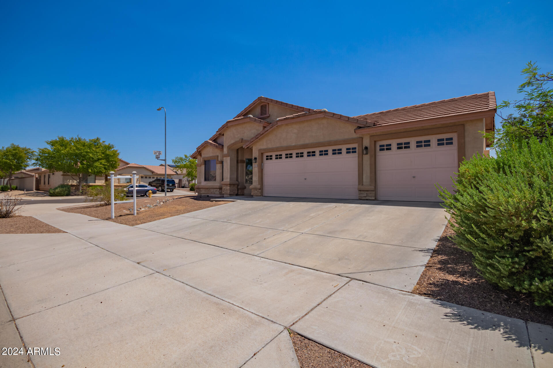 2125 West Carson Road Phoenix, AZ 85041 - Photo 4 of 36 05 - Carson