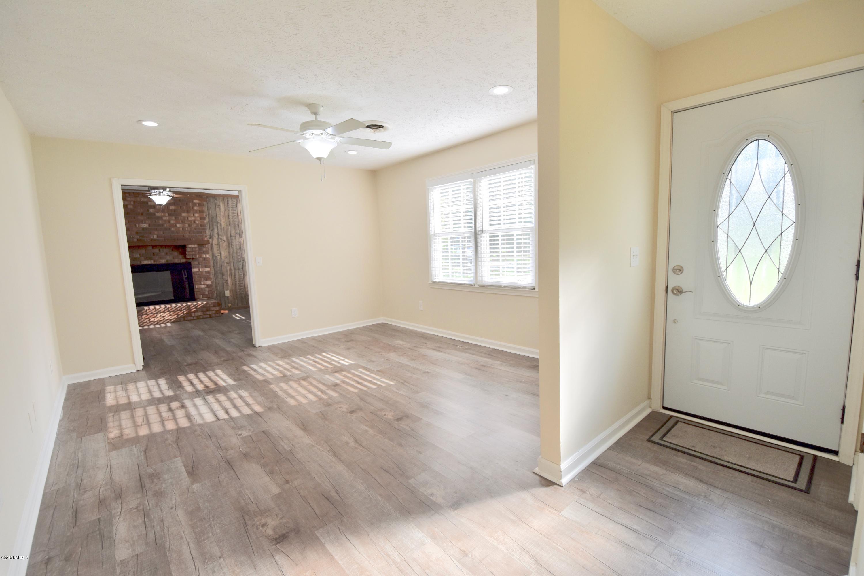 7 Logan Road Castle Hayne, NC 28429 - Photo 11 of 41 Living room, lots of natural light