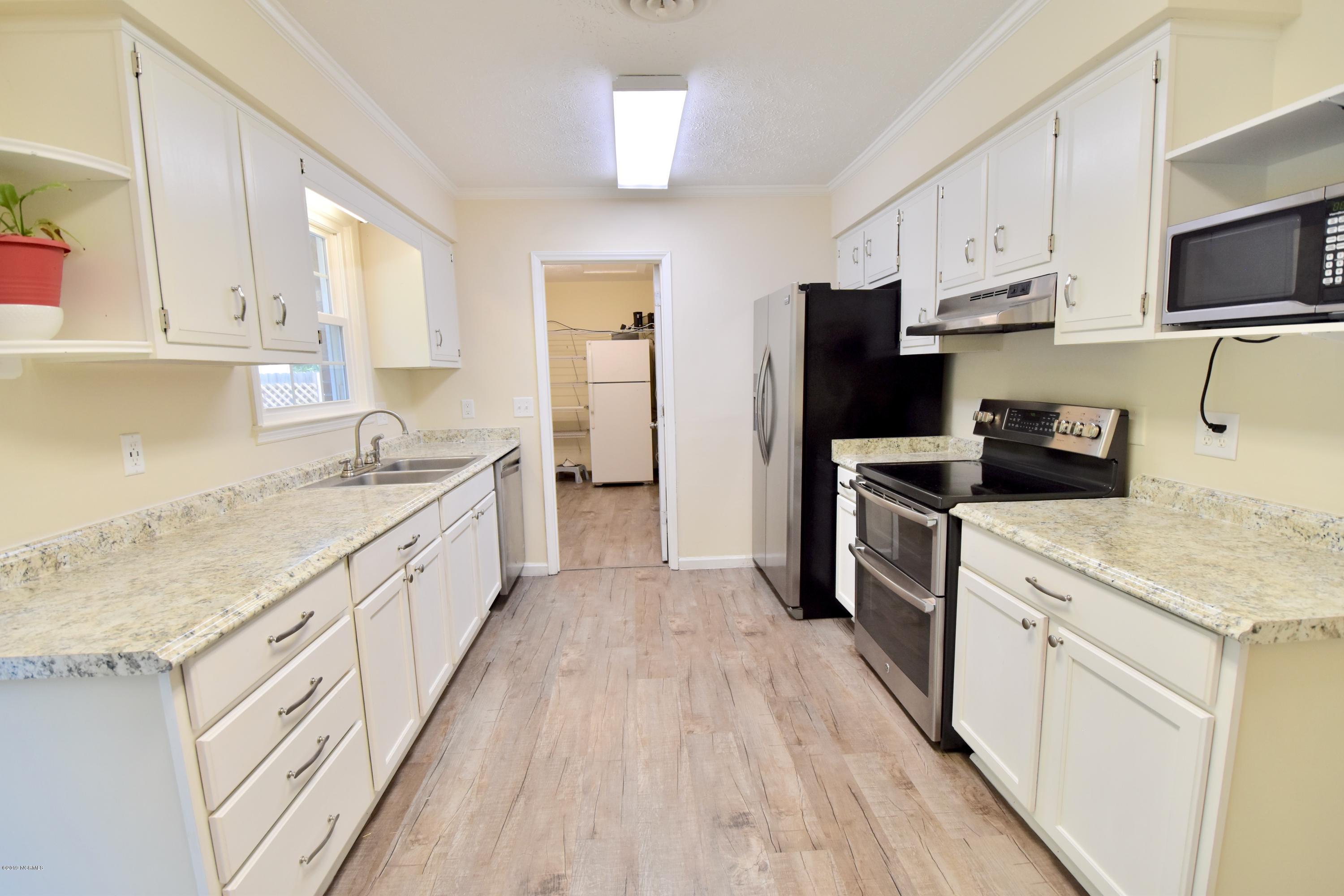 7 Logan Road Castle Hayne, NC 28429 - Photo 3 of 41 Spacious kitchen with newer appliances