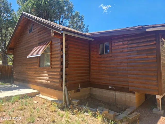 a view of backyard of the house