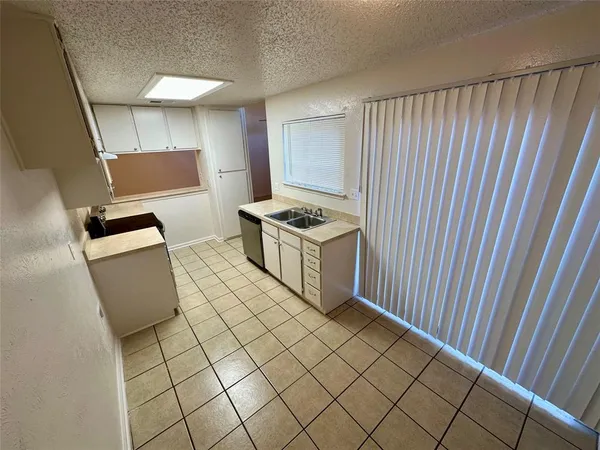 $1,425 | 644 Bellaire Drive, Unit D, Hurst, TX 76053