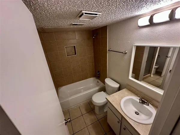 $1,425 | 644 Bellaire Drive, Unit D, Hurst, TX 76053