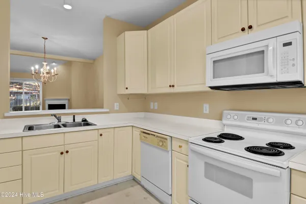 $2,100 | 233 Racine Drive, Unit 37, Wilmington, NC 28403