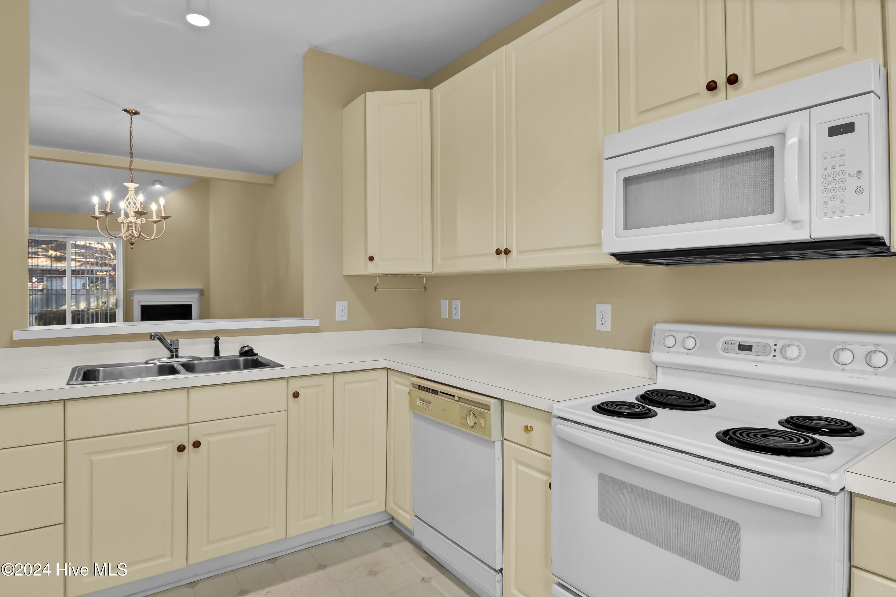 233 Racine Drive, Unit 37 Wilmington, NC 28403 - Photo 5 of 28 DSC_3654