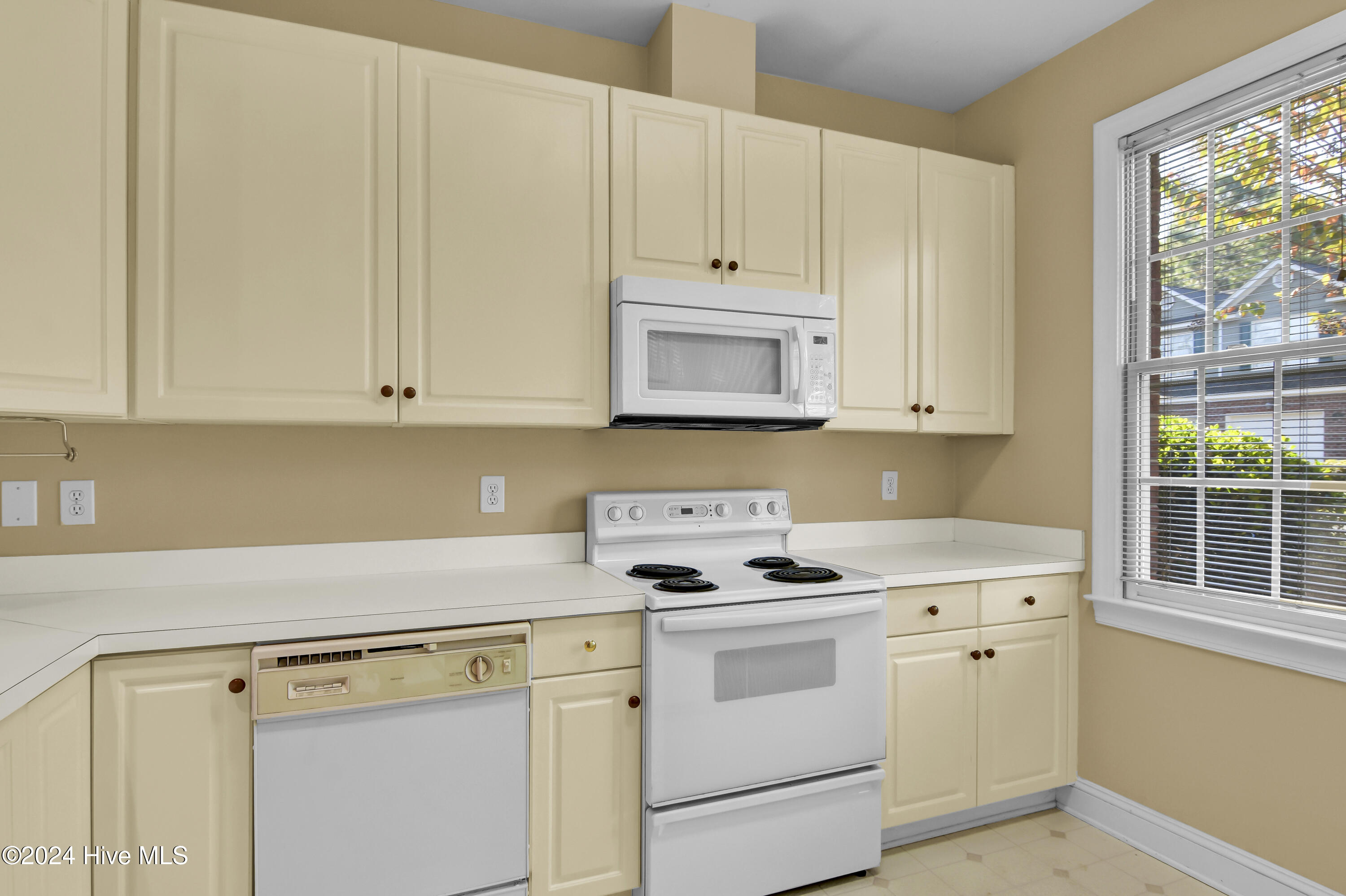 233 Racine Drive, Unit 37 Wilmington, NC 28403 - Photo 6 of 28 DSC_3659