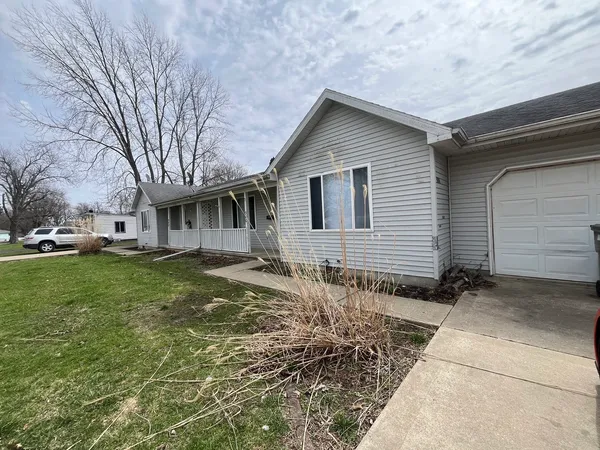 $1,300 | 300-302 West 2nd Street, Unit 300, Aroma Park, IL 60910