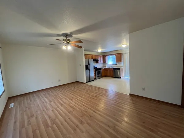 $1,300 | 300-302 West 2nd Street, Unit 300, Aroma Park, IL 60910