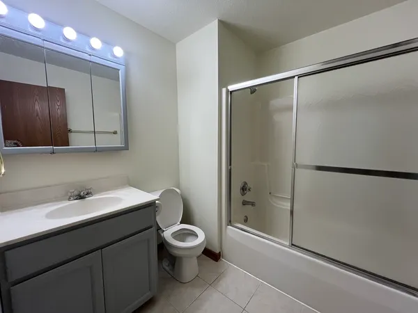 $1,300 | 300-302 West 2nd Street, Unit 300, Aroma Park, IL 60910