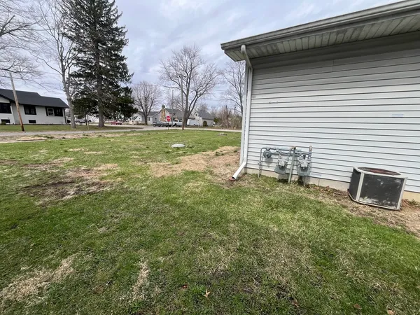 $1,300 | 300-302 West 2nd Street, Unit 300, Aroma Park, IL 60910