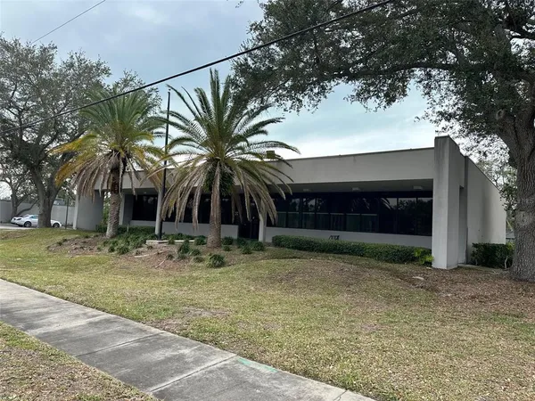 $15 | 2046 Bayshore Boulevard, Dunedin, FL 34698
