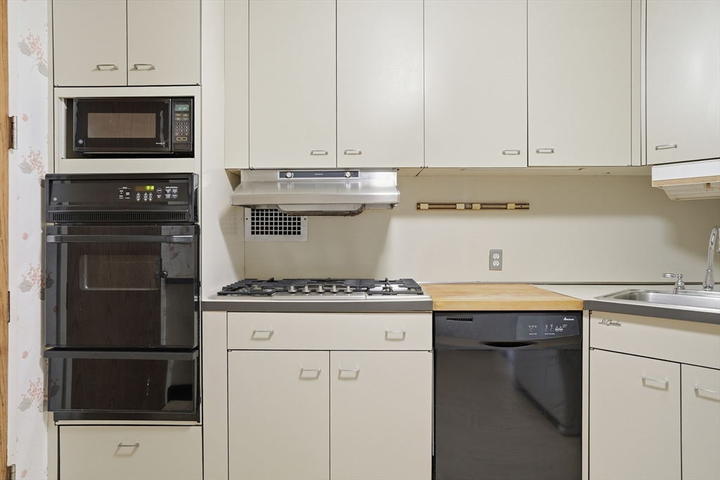 180 Beacon Street, Unit 8DE Boston, MA 02116 - Photo 26 of 31