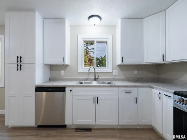 $259,900 | 2922 West Larchmont Lane, Peoria, IL 61615