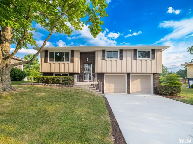 $259,900 | 2922 West Larchmont Lane, Peoria, IL 61615