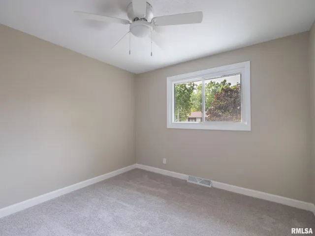 $259,900 | 2922 West Larchmont Lane, Peoria, IL 61615