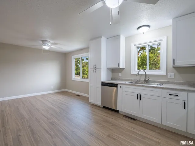 $259,900 | 2922 West Larchmont Lane, Peoria, IL 61615