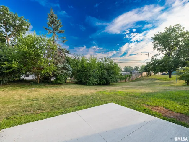 $259,900 | 2922 West Larchmont Lane, Peoria, IL 61615