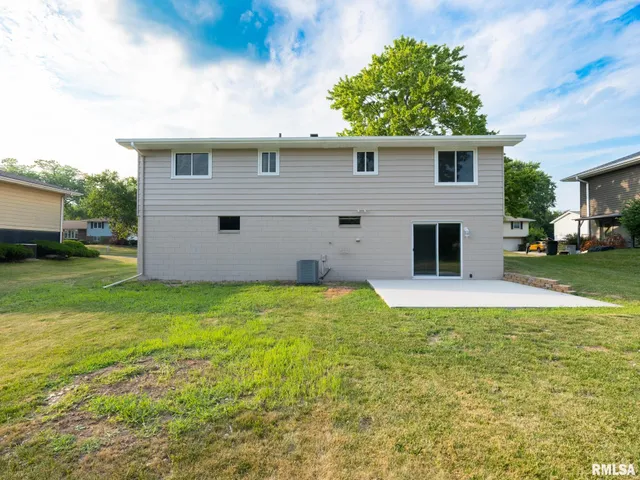 $259,900 | 2922 West Larchmont Lane, Peoria, IL 61615