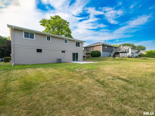 $259,900 | 2922 West Larchmont Lane, Peoria, IL 61615