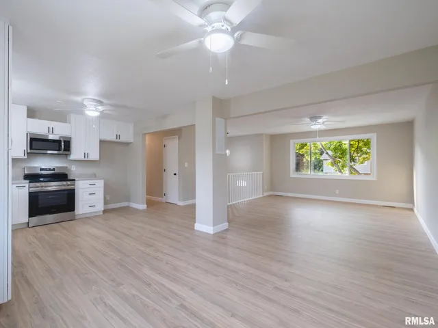 $259,900 | 2922 West Larchmont Lane, Peoria, IL 61615