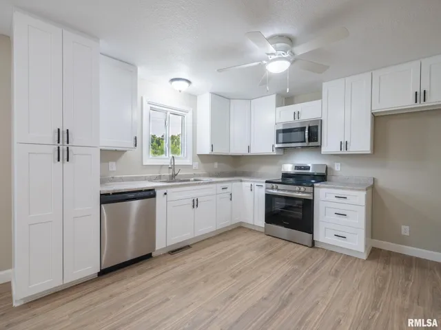 $259,900 | 2922 West Larchmont Lane, Peoria, IL 61615