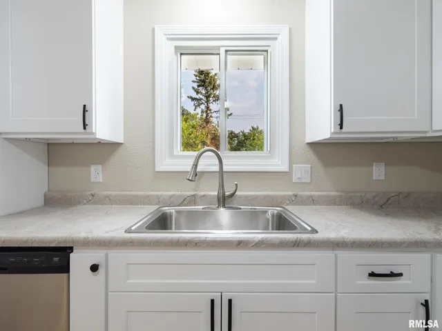 $259,900 | 2922 West Larchmont Lane, Peoria, IL 61615